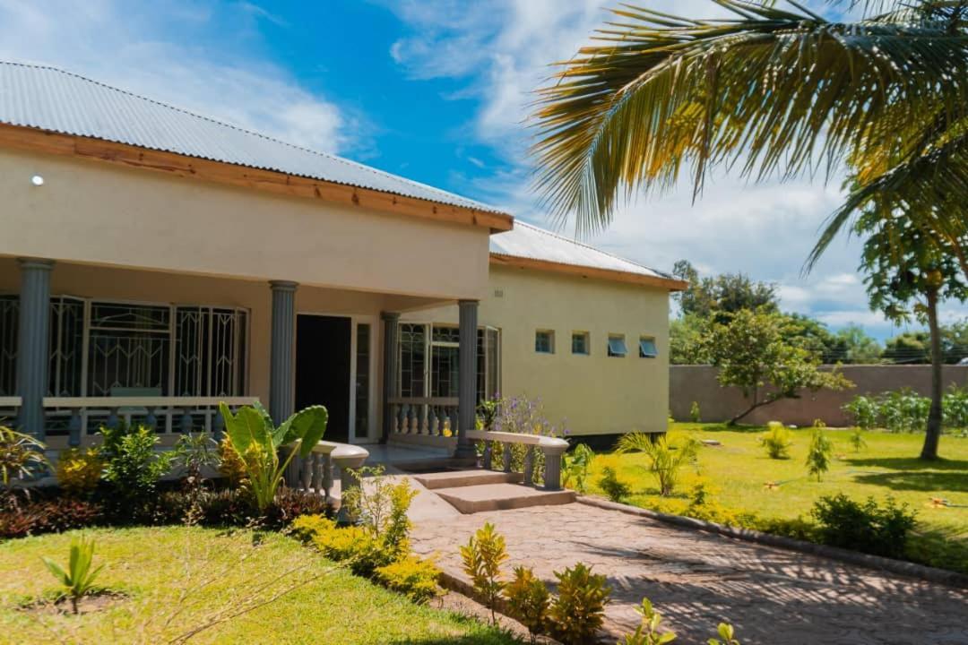 Adams Lodges Ltd Mangochi Bagian luar foto